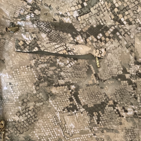 Chico's Zenergy Size 2=Medium Neema
Marissa Python print green & cream vest - Picture 8 of 14